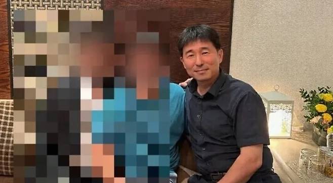 더불어민주당이 지귀연 부장판사 향응 접대 의혹을 제기하며 2025년 5월 19일 공개한 사진. 지 부장판사(가장 오른쪽)가 동석자 두 명과 앉아있다. 민주당 제공