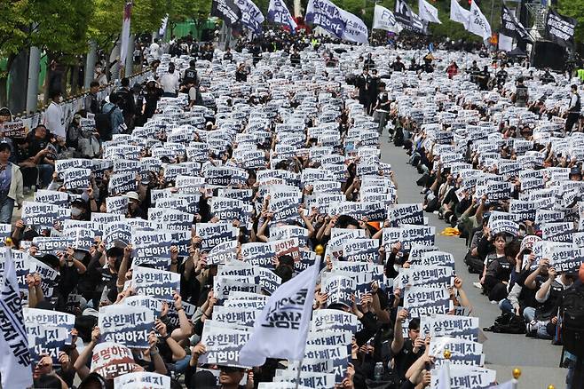 삼성전자 노조 공동투쟁본부가 지난 4월 23일 오후 경기 평택시 고덕동 삼성전자 평택캠퍼스 앞에서 성과급 상한제 폐지 등을 요구하며 집회를 열고 있다. 연합뉴스
