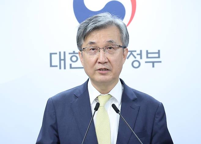 이주원 중대범죄수사청장후보추천위원회 위원장이 4일 서울 종로구 정부서울청사에서 초대 청장 후보군을 발표하고 있다. 후보군은 김관정 변호사·김지용 변호사·문홍주 변호사·이윤제 교수 4명으로 추려졌다. 뉴시스