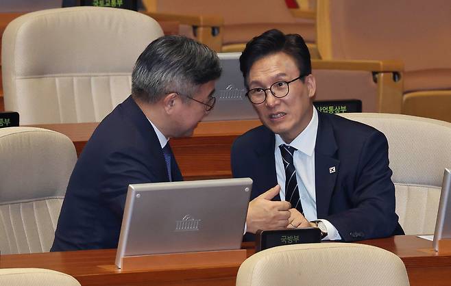 김민석 더불어민주당 대표(오른쪽)가 3일 국회에서 열린 본회의에서 윤호중 행정안전부 장관과 대화하고 있다. 김 대표는 이날 용혜인 성평등가족부 장관 후보자를 둘러싼 논란과 관련해 “많은 우려와 비판을 듣고 깊이 생각하고 있다”며 “통상의 경우와 다른 것 같다”고 말했다. 임현동 기자