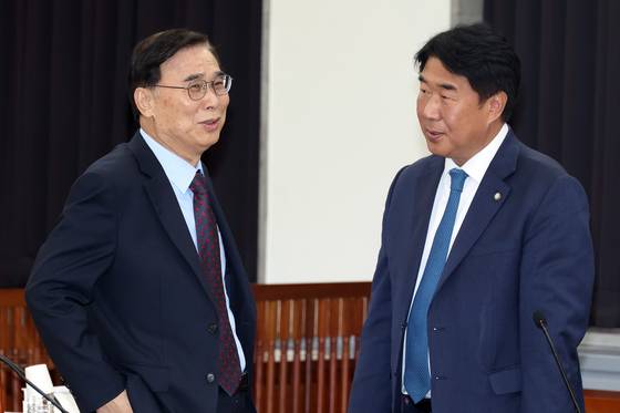 이기헌(오른쪽) 더불어민주당 의원과 이종석 국가정보원장이 지난해 11월 24일 서울 여의도 국회에서 열린 정보위원회 전체회의에서 대화를 하고 있다. 장진영 기자