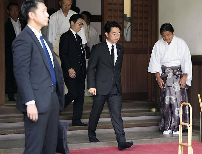고이즈미 신지로 일본 방위상이 한국 광복절이자 일본 패전일인 지난달 15일 오전 야스쿠니 신사를 참배하고 있다. 일본 현직 각료로는 7년 연속이다. 연합뉴스