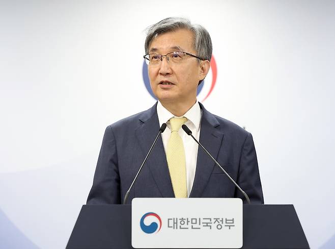 이주원 중대범죄수사청장 후보추천위원회 위원장이 4일 서울 종로구 정부서울청사에서 중수청장 후보추천위원회 회의 결과를 브리핑한 뒤 취재진의 질문에 답하고 있다. 연합뉴스