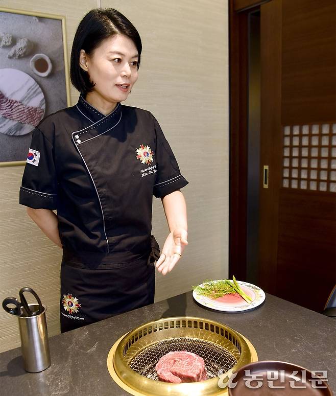 고기구이 전문가 ‘그릴마스터’는 고기의 숨은 특징을 설명하며 손님의 기대감을 끌어올린다.