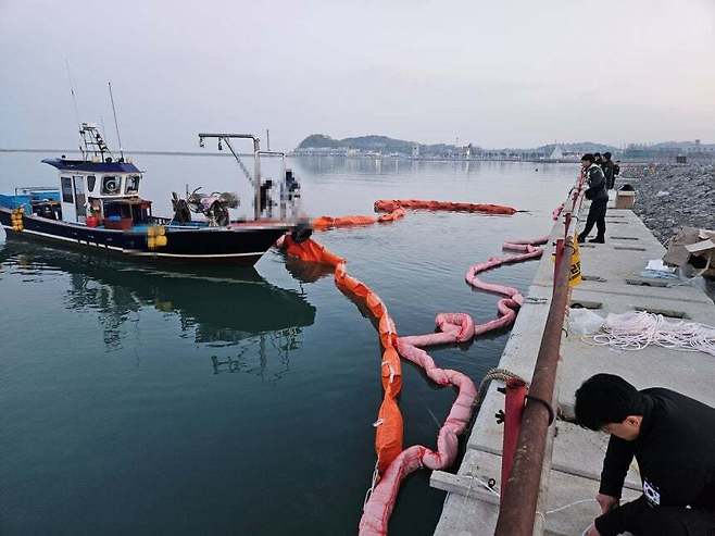 지난 4월 20일 충남 홍성군 남당항에 계류중이던 41톤급 예인선이 침몰해 보령해경이 방제작업을 벌이고 있다. 보령해경 제공