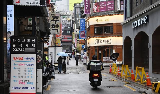 한산한 모습을 보이는 서울 중구의 한 먹자골목에서 라이더들이 음식을 배달하고 있다. 오승현 기자