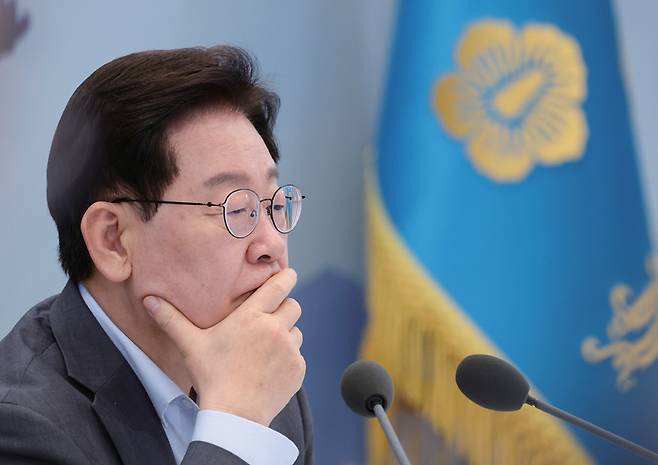 이재명 대통령이 8월5일 청와대 영빈관에서 윤호중 행정안전부 장관의 부처 업무보고를 청취하고 있다. ⓒ연합뉴스