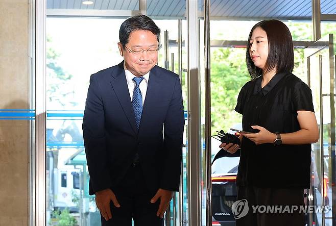 인사하는 김승원 법무장관 후보자 (서울=연합뉴스) 신준희 기자 = 김승원 법무부장관 후보자가 3일 종로구 적선현대빌딩에 마련된 인사청문회 준비 사무실로 출근하며 인사하고 있다. 2026.9.3 hama@yna.co.kr