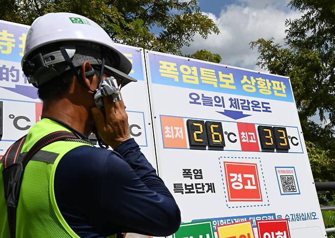 전국 대부분 지역에 폭염특보가 이어진 29일 대전 서구의 한 건설현장에서 근로자들이 휴식을 취하며 더위를 식히고 있다. 계속되는 무더위 속에 건설현장에서는 작업시간 조정과 그늘 휴식, 수분 보충 등 폭염 대응에 나서고 있다. 김주형 기자 kjh2667_@cctoday.co.kr