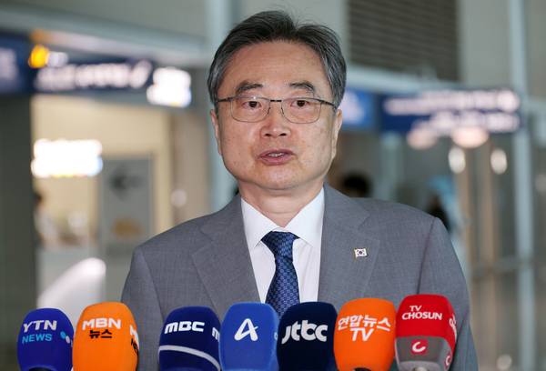 조현 외교부 장관이 5일 인천국제공항에서 출국 전 취재진과 만나 인터뷰하고 있다. /연합뉴스