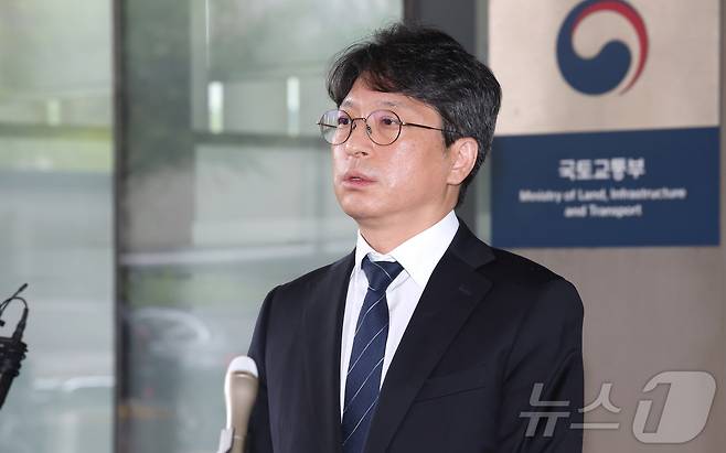 홍지선 국토교통부 장관 후보자가 31일 세종시 정부세종청사로 출근하며 취재진에게 장관 지명에 관한 소외를 밝히고 있다.2026.8.31 ⓒ 뉴스1 김기남 기자