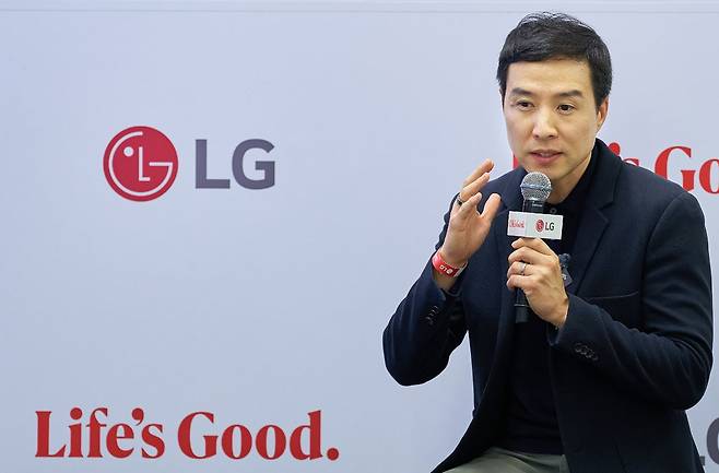 노범준 LG전자 AI홈솔루션사업개발담당이 4일(현지시간) 독일 베를린에서 열린 'IFA 2026'에서 AI홈 전략을 설명하고 있다. 노 담당은 “처음부터 완벽한 개인화라는 것은 있을 수 없다”며 “빨리 시도하고 데이터를 쌓으면서 고객이 좋아하는 것은 배우고, 필요성을 느끼지 못하는 것은 버리는 게 중요하다”고 말했다. 사진 LG전자