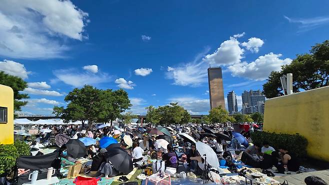 5일 오후 1시쯤 찾은 서울 영등포구 여의나루역 일대 한강공원이 불꽃축제를 보기 위해 모인 인파로 북적이고 있다. 노유림 기자