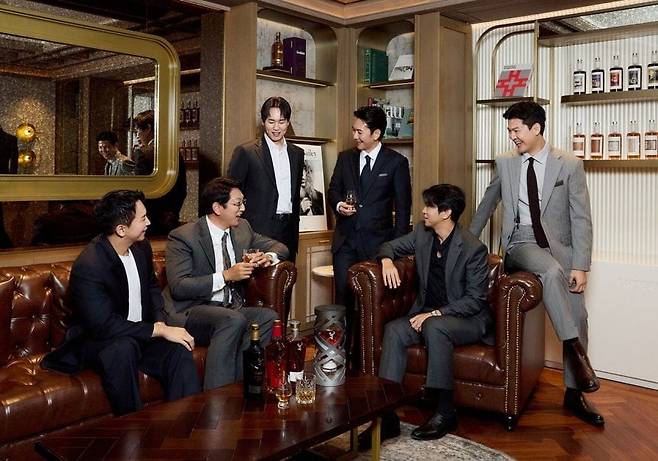 LF는 서울 중구 신라호텔에서 닥스의 '런던 수트'를 입고 위스키 글렌피딕을 마시며 영국 수트 역사와 위스키 문화, 생활 양식 등을 체험할 수 있는 '브리티시 수트 라이프스타일' 브랜드 클래스를 열었다. 사진=LF 제공
