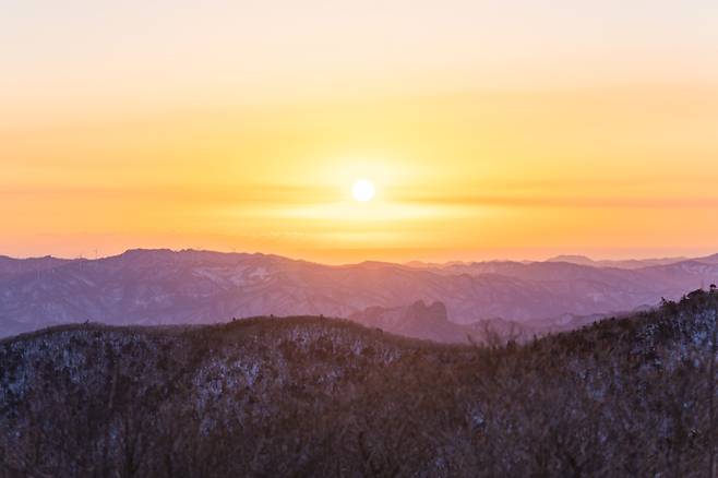 산에서 본 일출. <대체 등산을 왜 하는 건데?> 한 장면. 넷플릭스 제공