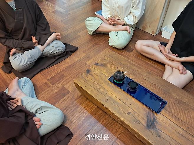 서울 종로구 보화선원에서 스님과 수련생들이 가부좌를 틀고 있다.