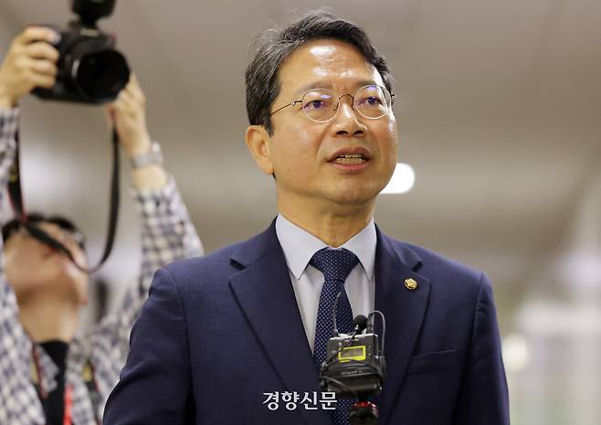김승원 더불어민주당 의원이 지난달 31일 국회 법사위 회의실앞에서 법무부 장관 지명소감을 밝히고 있다. 박민규 선임기자