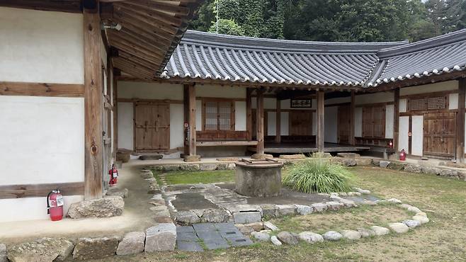 The House of the Eumaegong Branch of the Hansan Yi Clan, a gotaek (old house) in Yongin, Gyeonggi WOO JI-WON