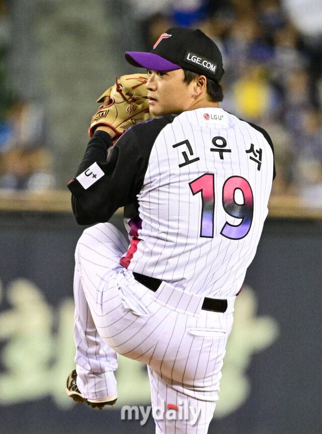 2026년 9월 4일 오후 서울 잠실구장에서 열린 '2026 신한 SOL KBO리그' 삼성 라이온즈와 LG 트윈스의 경기. LG 고우석이 9회초 구원등판해 역투하고 있다./잠실=유진형 기자