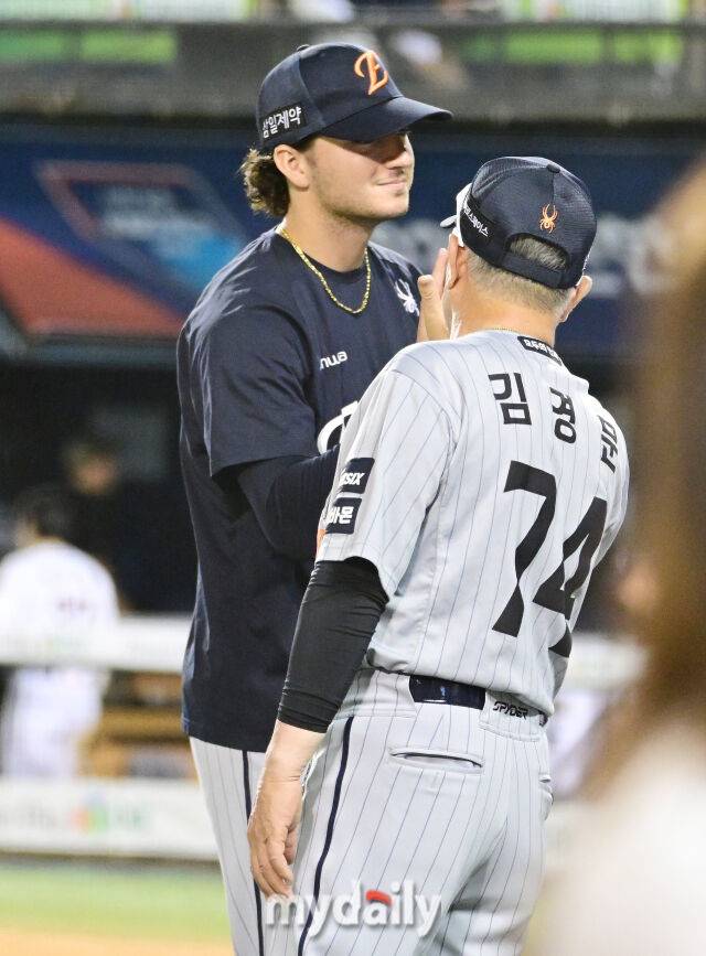 12일 오후 서울 잠실야구장에서 진행된 '2026 신한 SOL KBO 리그' 한화 이글스-두산 베어스의 경기. 한화가 연장 10회초 허인서의 적시타로 4-3으로 승리한 뒤 선발 화이트와 김경문 감독이 하이파이브를 하고 있다./마이데일리