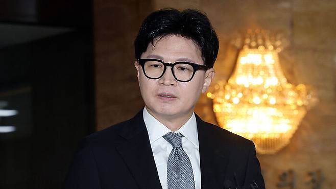 무소속 한동훈 의원이 지난 3일 국회에서 열릴 예정인 본회의에 참석하며 김승원 법무부 장관 후보자를 둘러싼 의혹과 관련한 취재진 질의에 답하고 있다. (사진=연합뉴스)