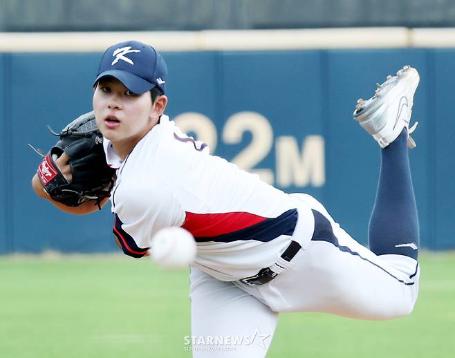 제14회 아시아청소년야구선수권대회에 참가하는 U-18 대표팀이 4일 부산 기장군 기장현대차드림볼파크에서 동의대와 최종 평가전을 가졌다. 대표팀 선발 하현승이 역투하고 있다. /사진=김진경 대기자