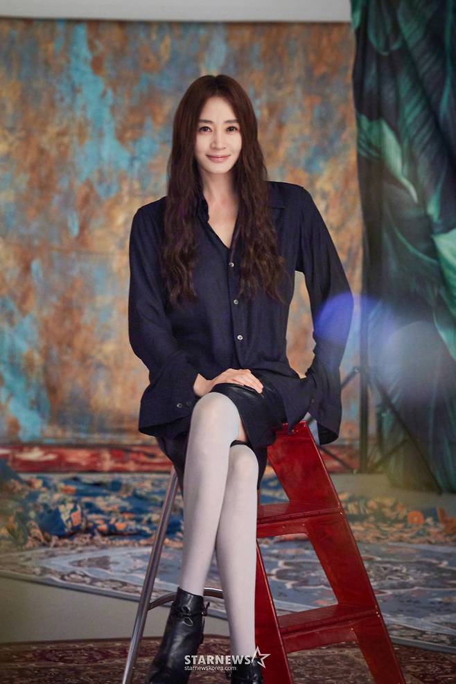 쿠팡플레이 드라마 '지금 불륜이 문제가 아닙니다'의 배우 김혜수가 13일 진행된 라운드 인터뷰를 위해 포즈를 취하고 있다. /사진제공=호두앤유엔터테인먼트 /2026.08.13 /사진=김휘선 hwijpg@