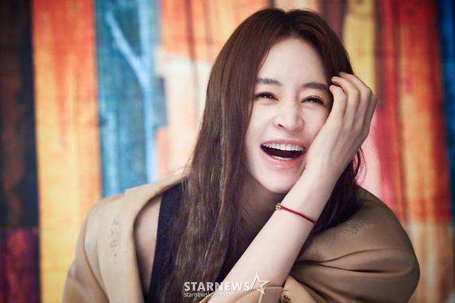 쿠팡플레이 드라마 '지금 불륜이 문제가 아닙니다'의 배우 김혜수가 13일 진행된 라운드 인터뷰를 위해 포즈를 취하고 있다. /사진제공=호두앤유엔터테인먼트 /2026.08.13 /사진=김휘선 hwijpg@