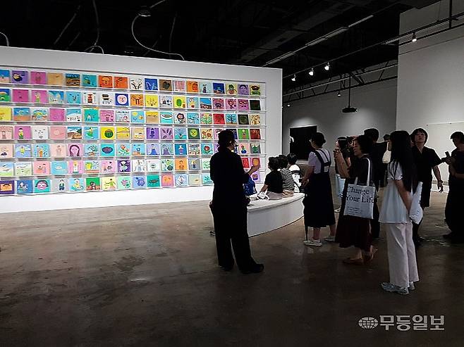 관람객들이 광주비엔날레 제2전시실에서 선보이고 있는 ‘오월 어머니집’ 작품을 감상하고 있다.