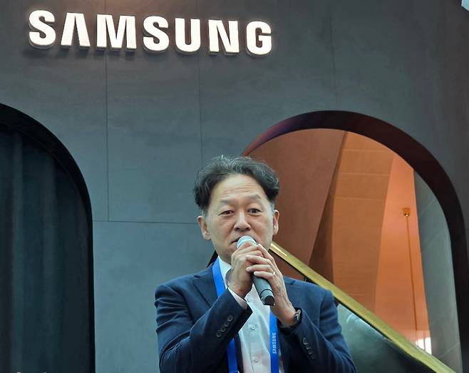 독일 베를린 도심의 훔볼트 카레(Humboldt Carré)에 마련된 삼성전자 ‘IFA 2026’ 단독 전시관에서 설훈 삼성전자 독일법인 소비자가전(CE) 부문장(부사장)이 전시 전략을 설명하고 있다./베를린=정두용 기자