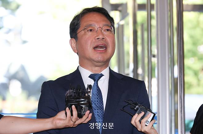 김승원 법무부 장관 후보자가 지난 3일 서울 종로구 적선현대빌딩에 마련된 인사청문준비단 사무실로 첫 출근하며 소감을 밝히고 있다. 권도현 기자