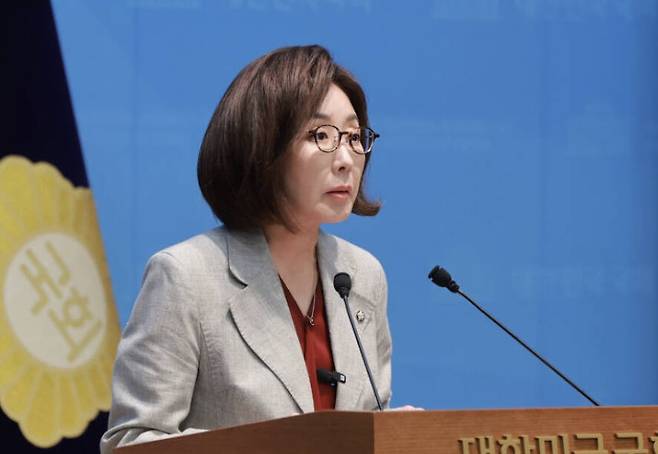 국민의힘 나경원 의원이 지난달 30일 국회 소통관에서 단일종목 레버리지 상장지수펀드(ETF)와 관련해 이억원 금융위원장, 이찬진 금감원장, 김용범 청와대 정책실장 사퇴를 촉구하는 기자회견을 하고 있다. 연합뉴스