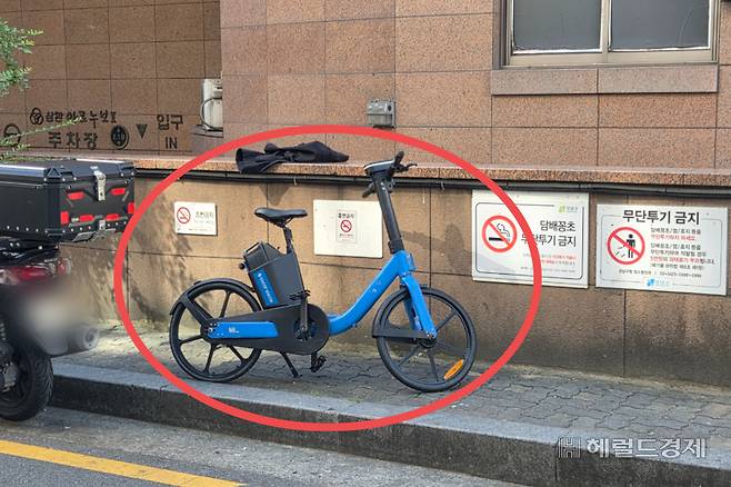 4일 오전 서울 강남구 대치동 학원가 일대 인도에 주차돼 통행을 방해하는 대여용 전기 자전거. 이영기 기자