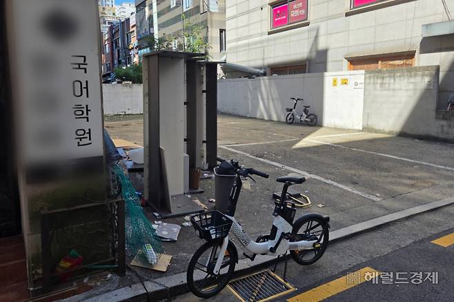 4일 오전 서울 강남구 대치동의 한 학원 앞에 주차된 대여용 전기 자전거. 이영기 기자