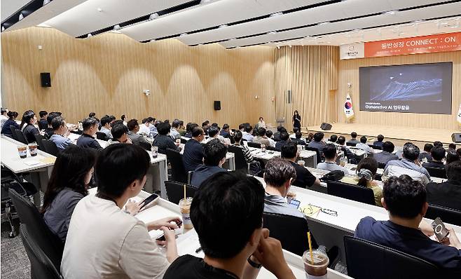 3일 한화에어로스페이스 창원사업장에서 진행된 '동반성장 세미나'에서 협력사 참석자 들이 AI 활용을 주제로 한 특강을 경청하고 있다. 한화에어로스페이스 제공