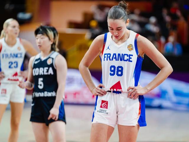 고개를 숙인 프랑스의 폴린 아스티에(오른쪽). /사진=FIBA
