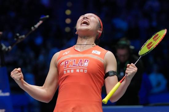 '배드민턴 여제' 안세영은 5일(한국시간) 중국 선전의 선전 아레나에서 열린 2026 BWF 월드투어 중국 마스터즈(슈퍼 750) 준결승에서 야마구치 아카네(일본)을 게임스코어 2-0(21-13 21-15)로 이겼다. 여자단식 세계 1위 안세영은 이날 승리로 올해 참가한 9차례 국제대회 개인전 중 부상으로 기권한 일본 오픈을 제외하고 8차례 결승에 오르는 위업을 달성했다. 앞선 7차례 결승전 중엔 전영 오픈 제외하고 6차례 우승했다. 안세영은 6일 오후 2시 같은 장소에서 세계 9위 미야자키 도모카(일본)와 결승전을 치른다. 연합뉴스