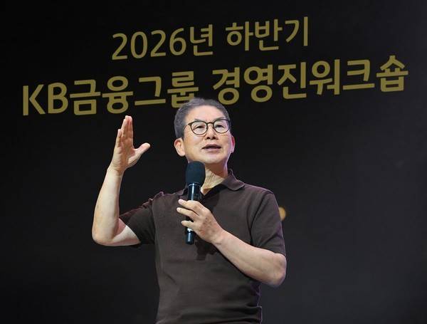 양종희 KB금융그룹 회장이 지난 10일 경남 사천 KB 인재니움 연수원에서 열린 그룹 경영진 워크숍에서 특강을 하고 있다. 사진=KB금융.