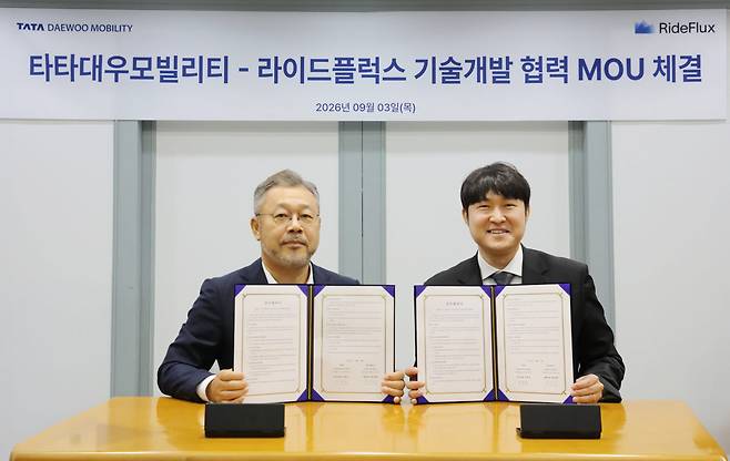 이윤규(오른쪽부터) 타타대우모빌리티 연구소장과 박중희 라이드플럭스 대표가 지난 3일 전북 군산 타타대우모빌리티 본사에서 '상용차 레벨2+ 주행보조 시스템 개발 및 레벨4 자율주행 사업화 협력을 위한 업무협약(MOU) 후 기념촬영하고 있다. (사진=타타대우모빌리티)