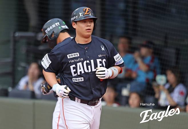 한화 노시환이 6일 부산 사직구장에서 열린 2026 KBO리그 정규시즌 롯데전에서 홈런을 친 후 더그아웃으로 들어오고 있다. 사진 | 한화 이글스