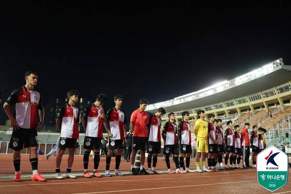 K리그2 전반기 1위에서 6위까지 추락한 부산 아이파크. ⓒ프로축구연맹