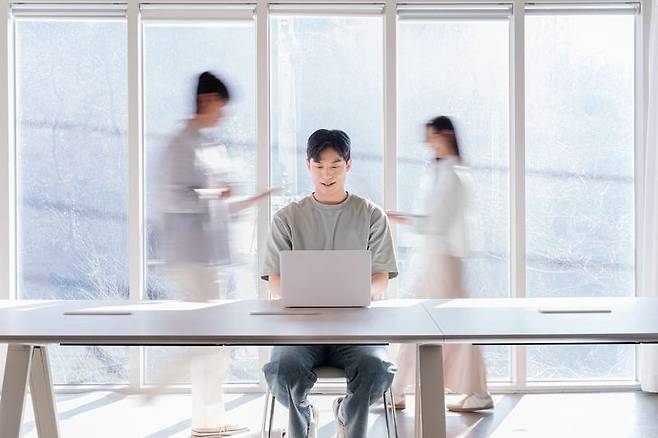 오픈AI의 신규 인공지능(AI) 모델 'GPT-6 아스트라(Astra)' 출시를 계기로 AI가 사람의 개입 없이 스스로 업무를 수행하는 시간이 크게 늘어날 것이란 전망이 나온다. 게티이미지