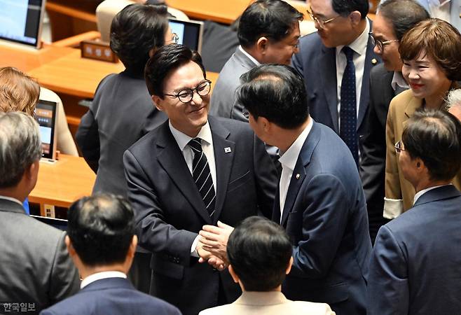 김민석 더불어민주당 대표가 7일 국회 본회의장에서 열린 제439회 국회(정기회) 제03차 본회의에서 국정에 관한 교섭단체 대표연설을 마치고 발언대를 나서며 민주당 소속 의원들과 악수하고 있다. 서재훈 기자