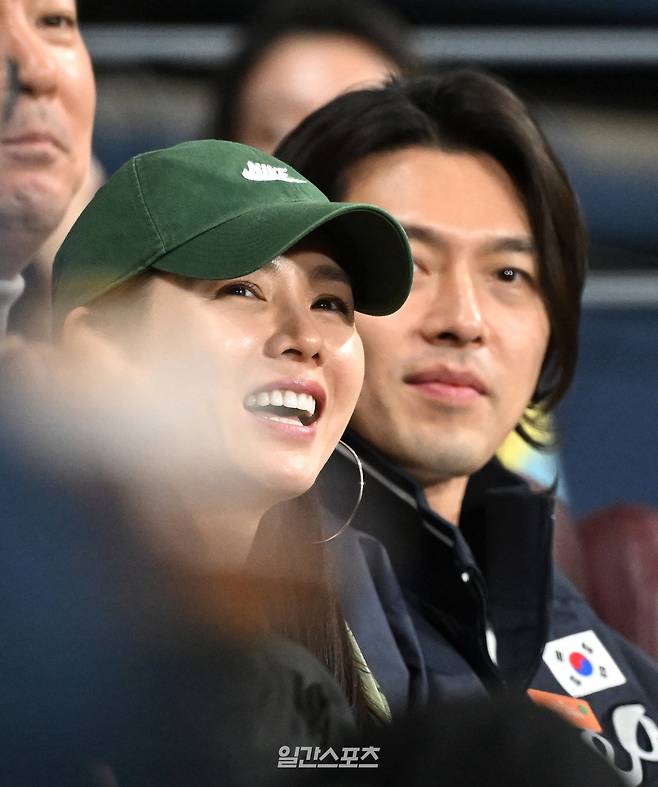 21일 오후 서울 고척스카이돔에서 열린 미국프로야구 메이저리그(MLB) 정규시즌 샌디에이고 파드리스와 LA 다저스 경기. 배우 현빈 손예진 부부가 함께 경기를 관람하고 있다. / 사진=일간스포츠 DB