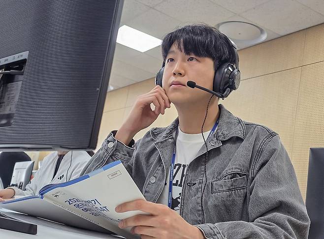지난 4월 경기도 수원 삼성전자 인재개발원에서 삼성전자 감독관이 GSAT 응시자를 대상으로 예비 소집을 진행하는 모습. 사진 삼성전자