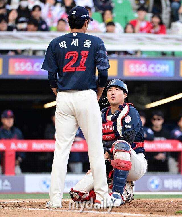 2026년 5월 1일 오후 인천 SSG랜더스필드에서 열린 '2026 신한 SOL KBO리그' 롯데 자이언츠와 SSG 랜더스의 경기. 롯데 선발투수 박세웅이 4회말 2사 3루 SSG 안상현 타석 때 폭투로 실점한 뒤 손성빈 포수와 함께 허탈해하고 있다./유진형 기자