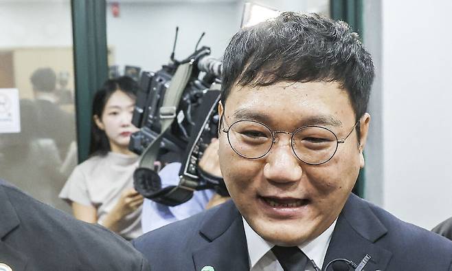 최고위원 당선 용혜인 성평등가족부 장관 후보자의 배우자인 기본소득당 박기홍 최고위원이 7일 서울 영등포구 기본소득당 당사에서 열린 최고위원회의에 참석하고 있다. 박 최고위원은 이날 새 지도부 최고위원에 선출됐다. 뉴시스