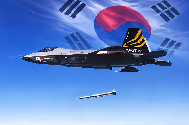 한국항공우주산업(KAI)이 개발한 KF-21 ‘보라매’ 전투기가 시험비행 중 무장을 분리하는 모습에 태극기를 합성한 이미지. KF-21은 현재 유럽산 미티어를 장거리 공대공 무장으로 운용하고 있으며, 국산 장거리 공대공미사일 개발도 추진되고 있다. KAI·123RF 자료사진