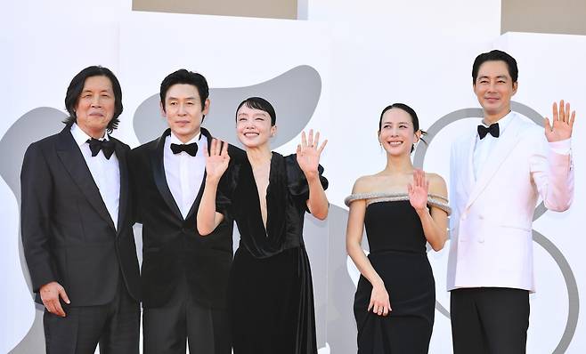 ▲ 베니스 국제 영화제 공식 레드카펫에 오른 '가능한 사랑'의 주역들. ⓒ연합뉴스, EPA