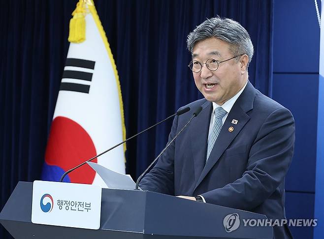 초대 중수청장 후보자, 김지용 전 광주고검차장검사 (서울=연합뉴스) 안정원 기자 = 윤호중 행정안전부 장관이 7일 서울 종로구 정부서울청사에서 초대 중대범죄수사청(중수청)장 후보자로 김지용 전 광주고검 차장검사를 제청했다고 밝히고 있다. 2026.9.7